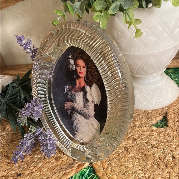 Mikasa Crystal Oval Picture Frame with Ribbed Accents - Picture 2 of 13